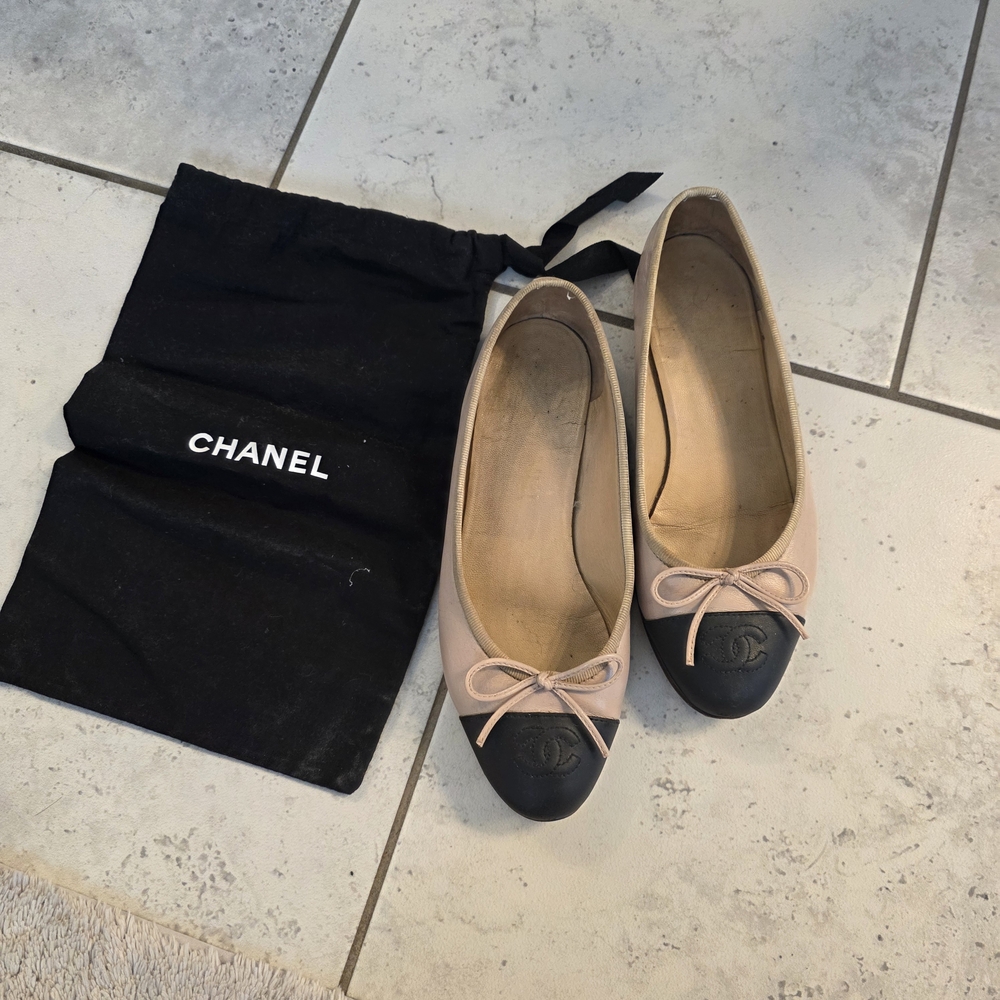 Chanel Women's Black and Tan Ballet Flats